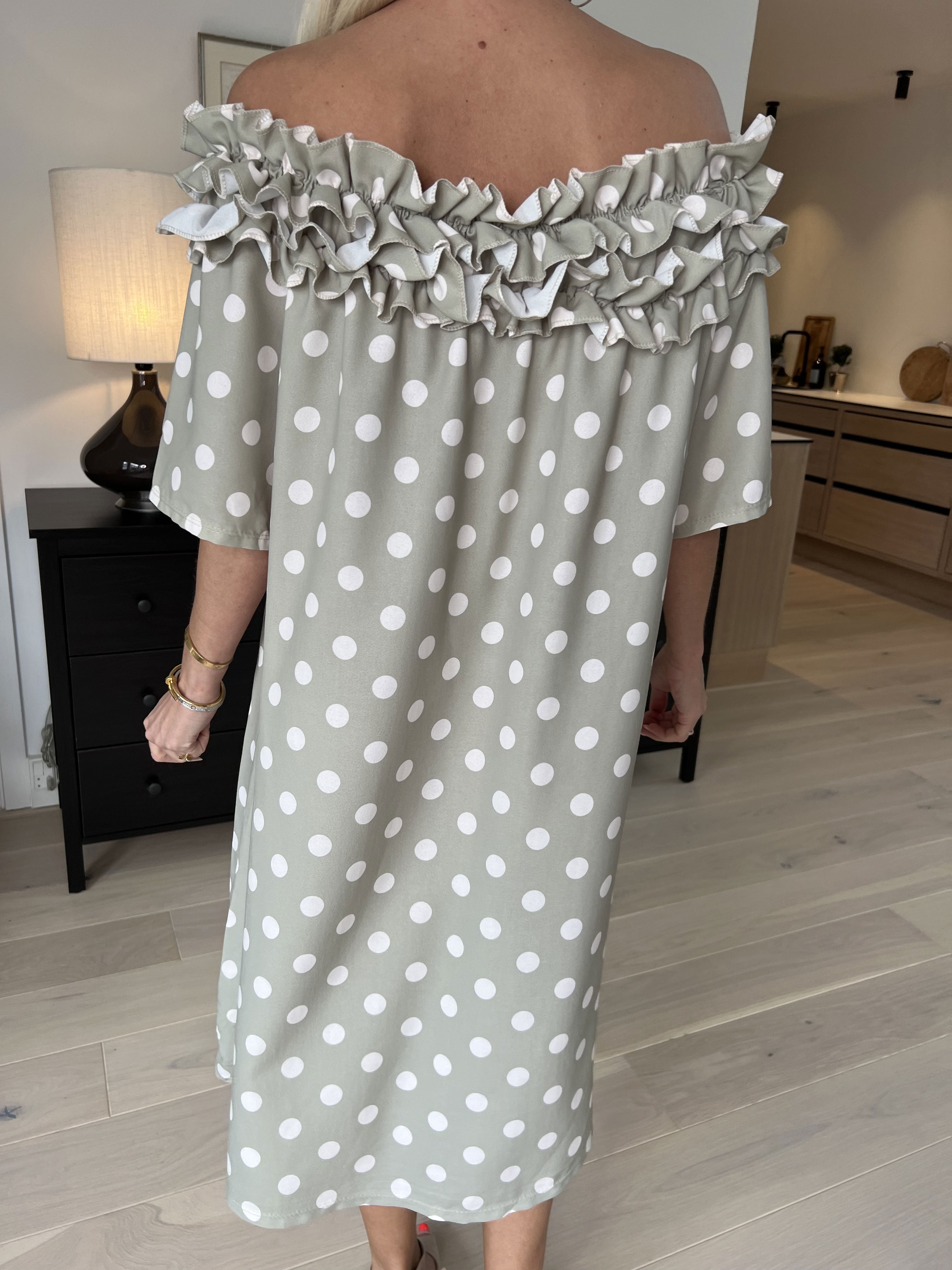 Chili Sleeveless Dress Dot - Klänning med prickar och volanger